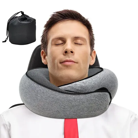 목베개를 착용하고 휴식을 취하는 남성과 파우치