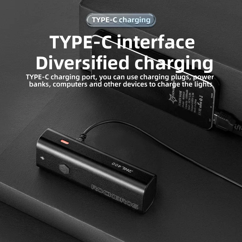 USB Type-C 케이블로 충전하는 모습