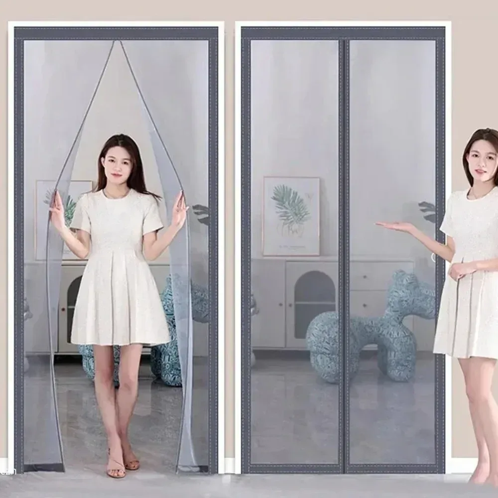 모기장 커튼을 설치하여 사용하는 모습