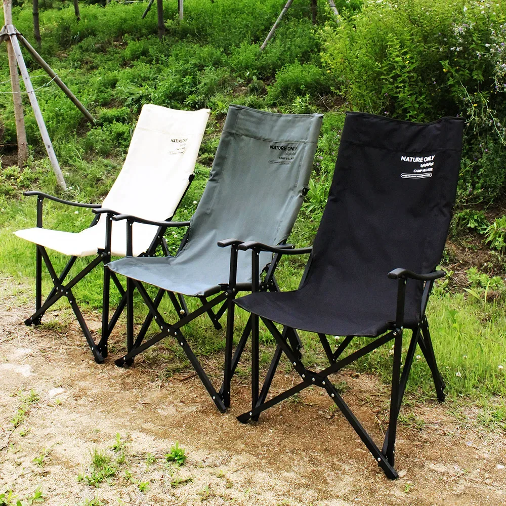야외에 설치된 화이트, 그레이, 블랙 색상의 의자 3종