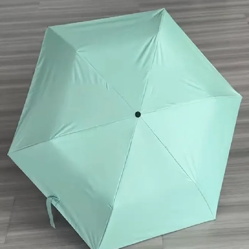 펼쳐져 있는 민트색 우산