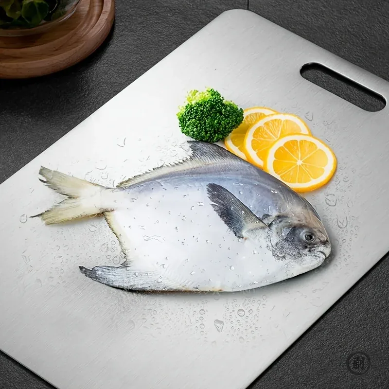 손질된 생선이 올라간 스테인리스 도마
