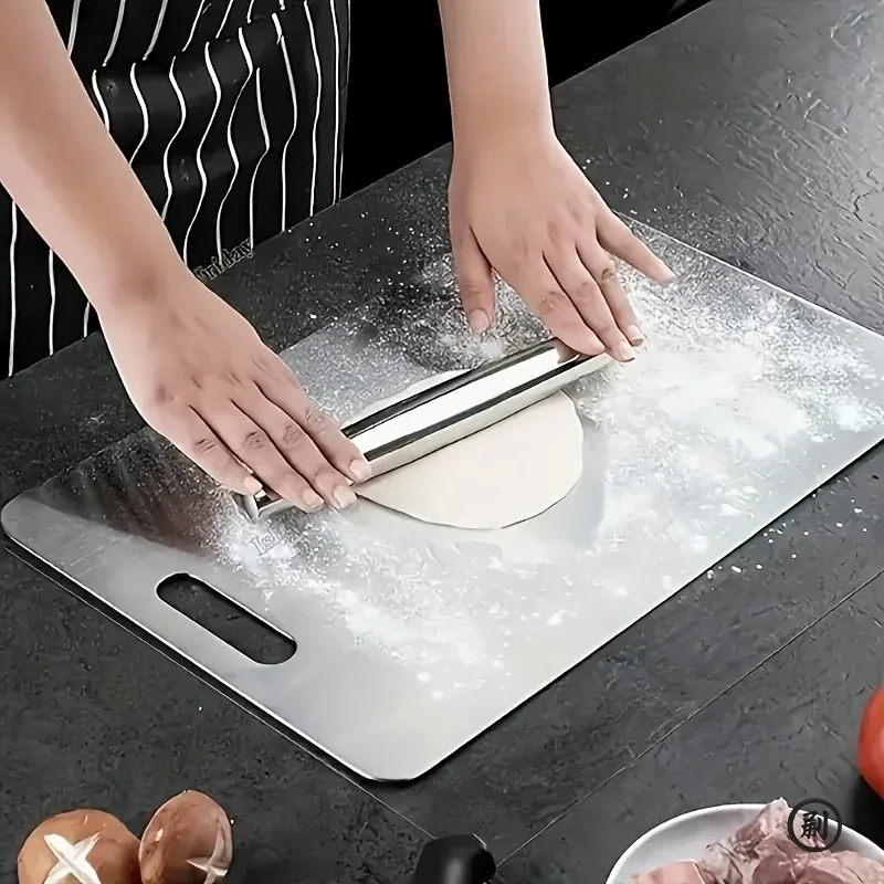 도마 위에서 밀가루 반죽을 미는 모습