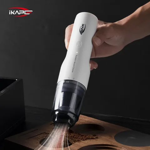 IKAPE 미니 청소기로 커피 가루를 흡입하는 모습