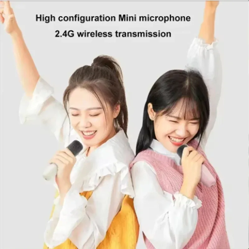두 사람이 무선 마이크를 들고 즐거워하는 모습