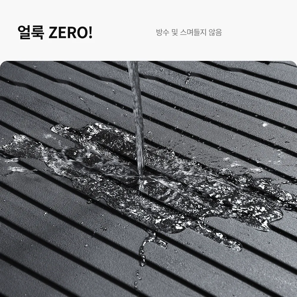 매트 표면에 물을 뿌려 방수 기능을 보여주는 모습