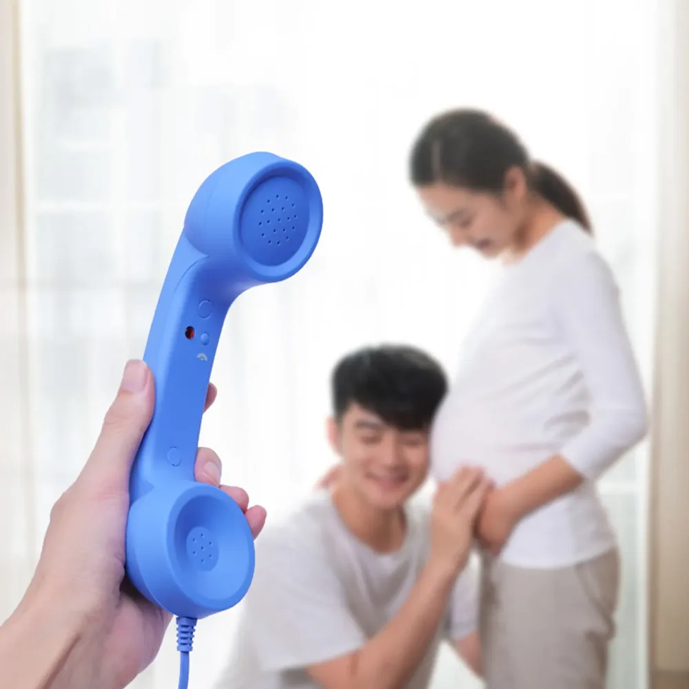 손에 들린 블루 컬러의 유선 수화기