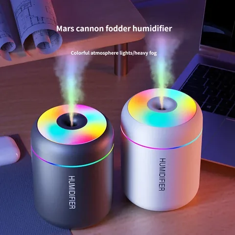 화이트와 블랙 색상의 미니 가습기 2대가 작동 중인 모습