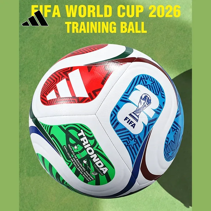 잔디 위 아디다스 2026 월드컵 트레이닝 볼