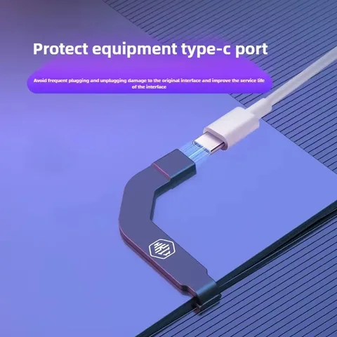 Type-C 포트에 연결된 ㄱ자 어댑터